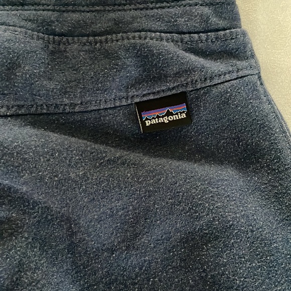Bundle: Heather Navy Patagonia joggers plus a free Monoprix Kids Dino Sweatshirt - Picture 4 of 9